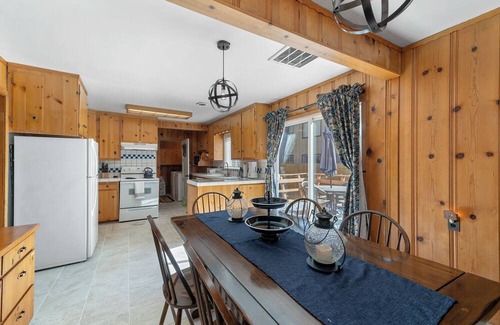 Al Tahoe Cabine | Regan Beach Cabin Retreat: 5BR home 1 block to Regan Beach, Lake Tahoe