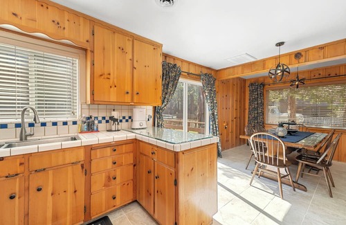Al Tahoe Cabine | Regan Beach Cabin Retreat: 5BR home 1 block to Regan Beach, Lake Tahoe