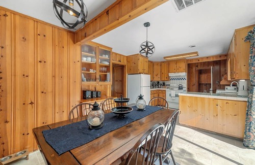 Al Tahoe Cabine | Regan Beach Cabin Retreat: 5BR home 1 block to Regan Beach, Lake Tahoe