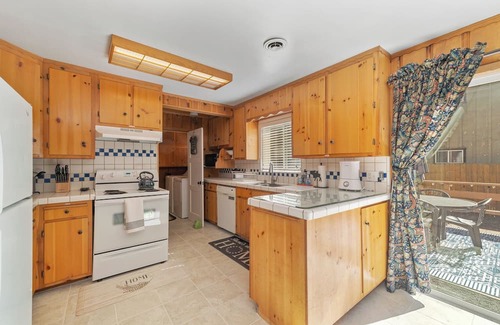 Al Tahoe Cabine | Regan Beach Cabin Retreat: 5BR home 1 block to Regan Beach, Lake Tahoe