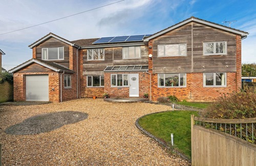Broughton Maison | Perfect family getaway in the stunning Test Valley with a swimming pool!