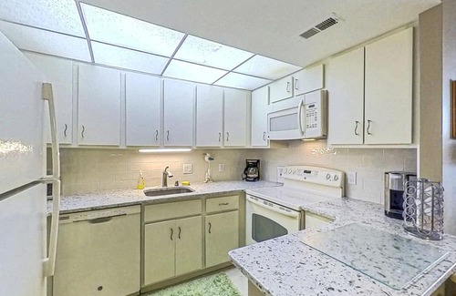 North Ocean City Copropriété | Beachfront Retreat w/Unparalleled Views, Balcony, W/D, Shared Pools, Gym, WiFi