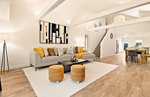 Downtown Appartement | Central and Lux 2BR Suite with Den and BBQ Sleeps 6