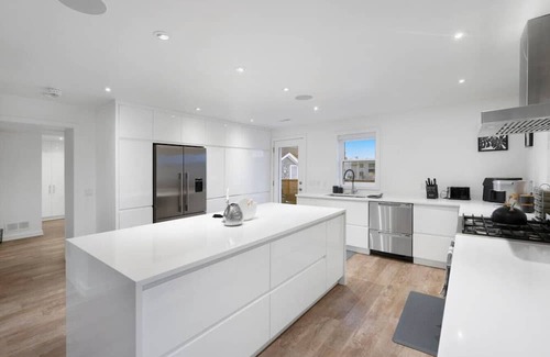Downtown Appartement | Central and Lux 2BR Suite with Den and BBQ Sleeps 6