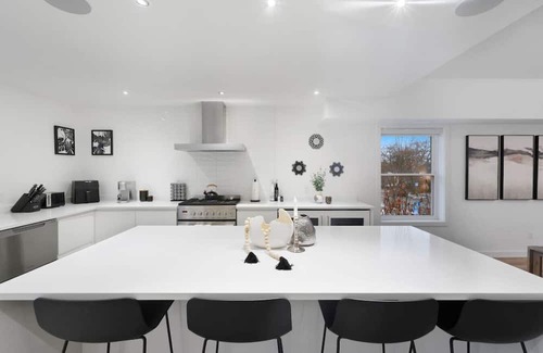 Downtown Appartement | Central and Lux 2BR Suite with Den and BBQ Sleeps 6