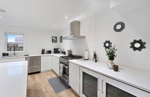 Downtown Appartement | Central and Lux 2BR Suite with Den and BBQ Sleeps 6