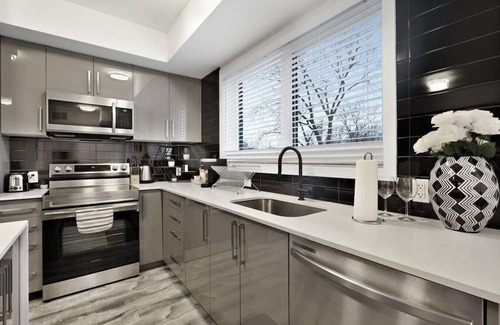 Niagara Falls Appartement | Stylish 2BR Suite Located 7 Mins From the Falls and Sleeps 6 guests