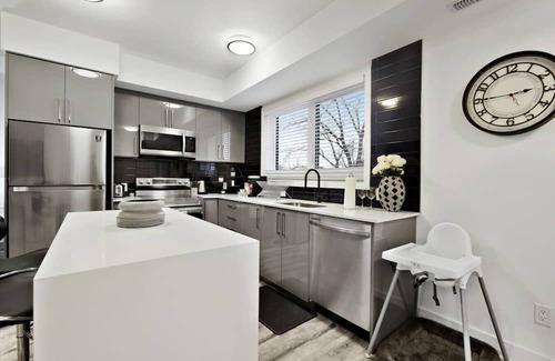 Niagara Falls Appartement | Stylish 2BR Suite Located 7 Mins From the Falls and Sleeps 6 guests