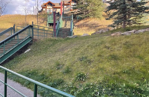 East Kootenay Copropriété | Panorama mountain retreat. 5 min walk to the gondola.