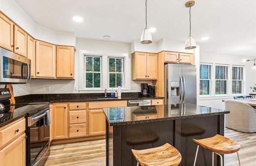 Stowe Hollow Maison | Streamside Hollow: 3 br w/fireplace, firepit, & garage!