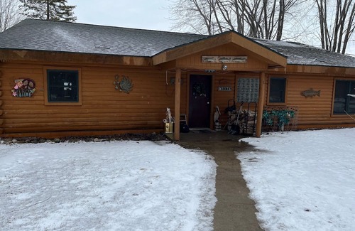 Brutus Appartement | 3 bedroom cottage on the NW side of Burt Lake
