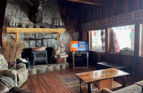 Brutus Appartement | 3 bedroom cottage on the NW side of Burt Lake