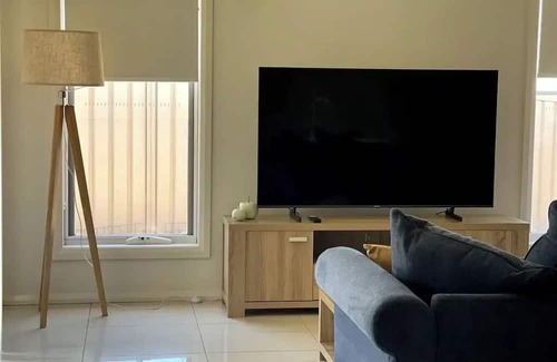 Lloyd Appartement | Welcome to our stylish 3BR villa, perfect for a city escape.