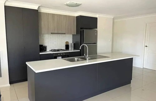 Lloyd Appartement | Welcome to our stylish 3BR villa, perfect for a city escape.