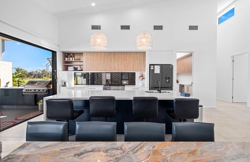 Tamborine Maison | Luxury Lakefront Getaway | 6BR Home w/Pool & Cinema