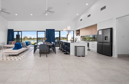 Tamborine Maison | Luxury Lakefront Getaway | 6BR Home w/Pool & Cinema
