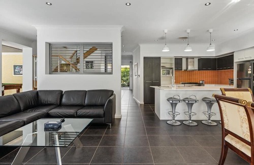 Calamvale Maison | HolidayParadise 4BR Pool/BBQ/Parking nearMall/Park
