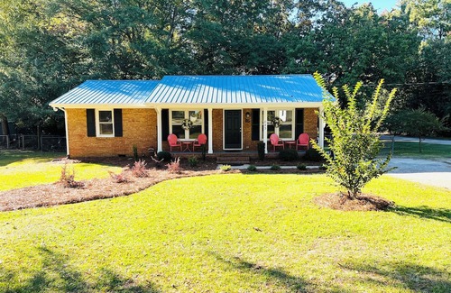 Buies Creek Maison | The Oasis. Cozy 3-bed house 1 mile to Campbell University. WiFi