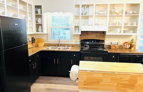 Buies Creek Maison | The Oasis. Cozy 3-bed house 1 mile to Campbell University. WiFi