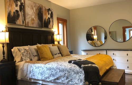 Central Saanich Autre | 5 Bedroom Seabrook Farmhouse, Hot Tub and Swimming Pool 3 min-Butchart Gardens
