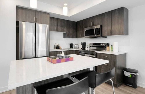 Welland Maison | Family Friendly Canal Front 3BR with BBQ and Sleeps 8 guests