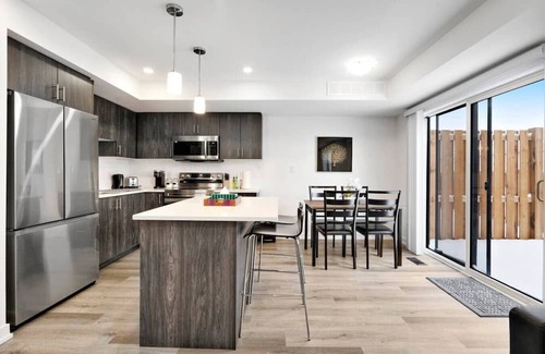 Welland Maison | Family Friendly Canal Front 3BR with BBQ and Sleeps 8 guests