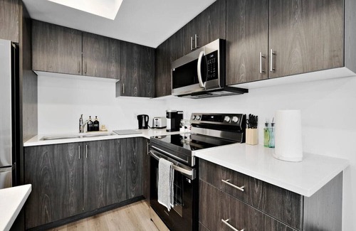 Welland Maison | Family Friendly Canal Front 3BR with BBQ and Sleeps 8 guests