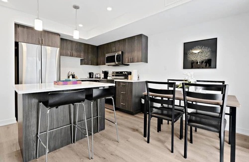 Welland Maison | Family Friendly Canal Front 3BR with BBQ and Sleeps 8 guests