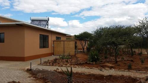 Otjiwarongo Cabine | Cheetah View Lodge