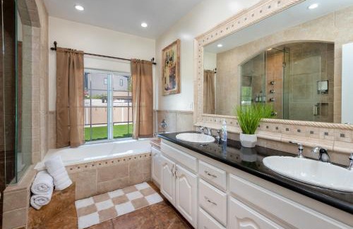 Tarzana Maison | Deluxe and Spacious 4BR Residence with Parking, BBQ