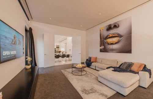 Fendalton Maison | How the 1percent Live - Waiwetu St Sleeps 15