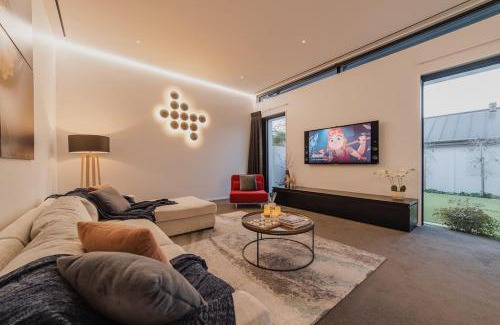 Fendalton Maison | How the 1percent Live - Waiwetu St Sleeps 15