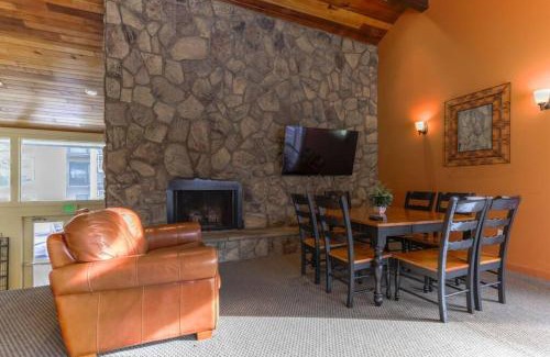 Dillon Appartement | Modern Cozy Mountain Condo with Upscale Amenities