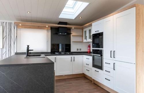 Wells-next-the-Sea Cabine | Pinewoods Saltmarsh Lodge no.1 sleeps 7 – no dogs