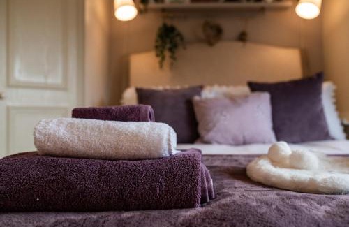 Appley Bridge Maison | Heather room at field view cottage