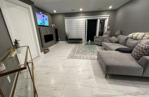 Ottawa Division Maison | Lake House 8 Min from Airport sleeps 13