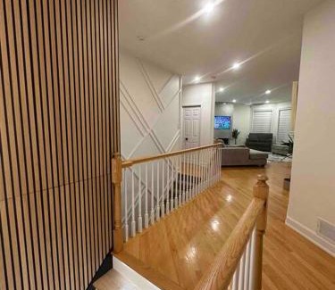 Ottawa Division Maison | Lake House 8 Min from Airport sleeps 13