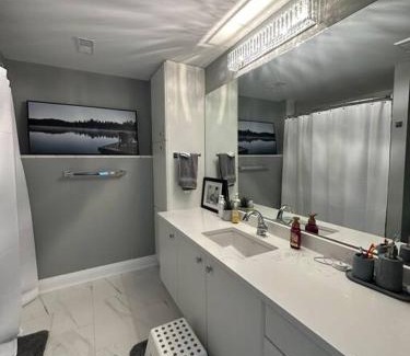 Ottawa Division Maison | Lake House 8 Min from Airport sleeps 13