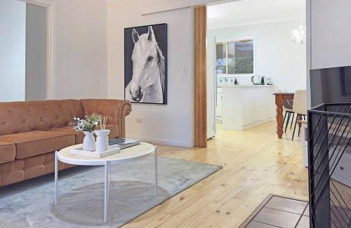 Romsey Maison | 'Hawthorn Park' Farm Homestead in Macedon Ranges