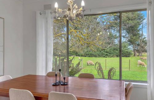 Romsey Maison | 'Hawthorn Park' Farm Homestead in Macedon Ranges