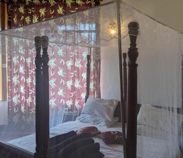 Eastern Region Hôtel | Cwmbale Eco-Safari Lodges, Restaurant and Zoo.