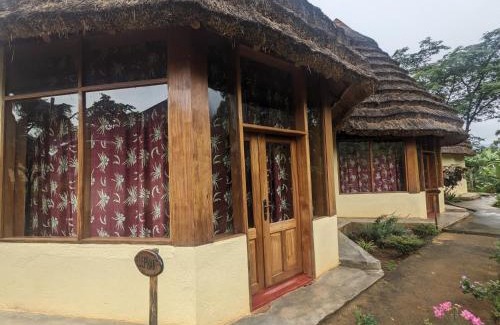 Eastern Region Hôtel | Cwmbale Eco-Safari Lodges, Restaurant and Zoo.