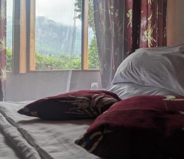 Eastern Region Hôtel | Cwmbale Eco-Safari Lodges, Restaurant and Zoo.