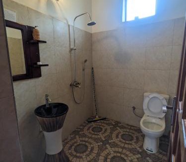Eastern Region Hôtel | Cwmbale Eco-Safari Lodges, Restaurant and Zoo.