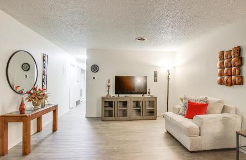 Twain Appartement | Centrally Located Apt about 2 Mi to University of Iowa