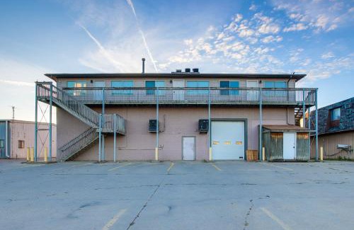 Twain Appartement | Centrally Located Apt about 2 Mi to University of Iowa