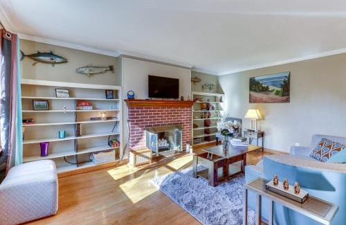 West Haven Maison | Pet-Friendly West Haven Rental Walk to Beach!