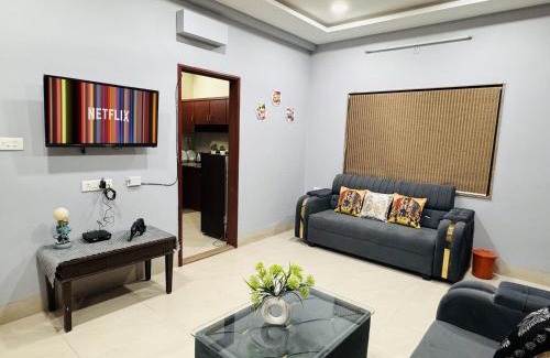 Indore Appartement | Home Escape 2BHK Apartment Near Brilliant Convention Centre - Adults Only
