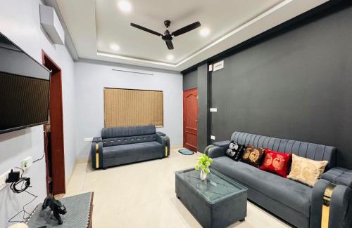 Indore Appartement | Home Escape 2BHK Apartment Near Brilliant Convention Centre - Adults Only