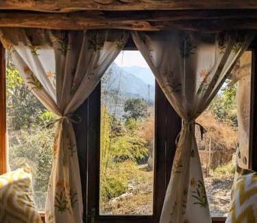 Naina Range Lit Et Petit-Déjeuner | Hidden Earthen Home With An SUV Car As Entrance